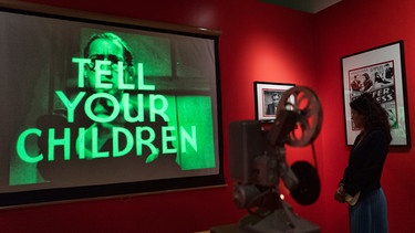 "Tell your children", die Schlussszene des Films "Reefer Madness" im Weedmaps Museum of Weed in Los Angeles | Bild: picture alliance/AP Images | Richard Vogel