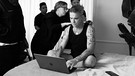 Behind the scenes: "Robbie Williams": Robbie Williams sitzt mit einem Laptop auf dem Bett, neben ihm der Regisseur des Dokumentarfilms | Bild: Netflix