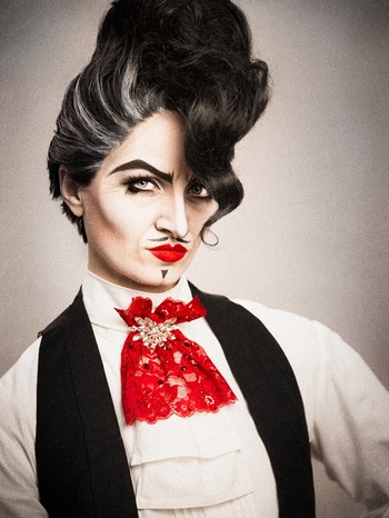Ruby Tuesday trägt ein weißes Hemd, eine schwarze Anzugsweste, spitzt die roten Lippen über dem aufgemalten schwarzem Schnurrbart.  | Bild: Verena Gremmer