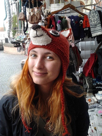Die russische Künstlerin Sasha Skochilenko (32) mit einer Fuchs-Mütze auf dem Kopf | Bild: Sasha Skochilenko