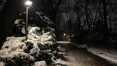 Schneewanderung nachts an der Isar | Bild: Ralf Summer