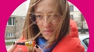 Ann-Kathrin Mittelstraß, Host des Zündfunk-Podcasts „Die Sache ist die …“, hält eine winzige Tube Sekundenkleber in der Hand | Bild: BR/ Paula Lochte
