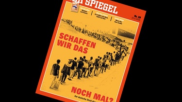 Das Cover des Magazins DER SPIEGEL, Ausgabe vom 22.9.2023, zeigt ein bearbeitetes Foto von Migranten im Hafen von Lampedusa | Bild: Der Spiegel