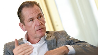 Mathias Döpfner, Vorstandsvorsitzender der Axel Springer AG, spricht während eines Interviews.  | Bild: dpa-Bildfunk/Britta Pedersen