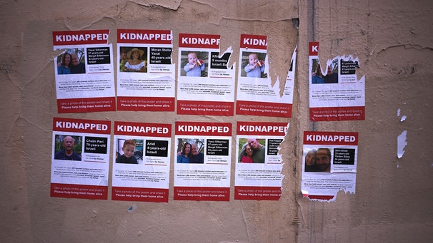 Steckbriefe einiger jüdischer Opfer, die am 07. Oktober 2023 von der islamistischen Terrororganisation Hamas entführt worden sind. | Bild: picture alliance / Eibner-Pressefoto | Weber/ Eibner-Pressefoto