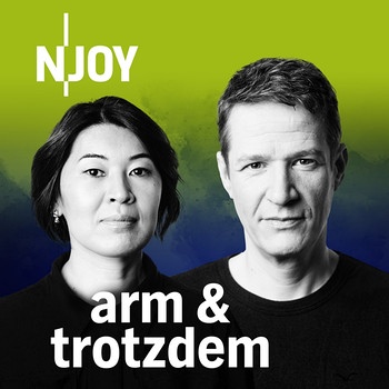 Das Podcastcover von "arm&trotzdem" zeigt die Hosts Stefanie Kim und Falk Schacht | Bild: N-JOY/Benjamin Hüllenkremer