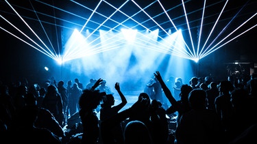 Menschen tanzen ausgelassen zu Musik | Bild: picture alliance / Photoshot