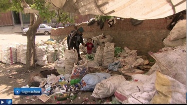Screenshot: Tagesschau-Beitrag "Leben im Müll" | Bild: Tagesschau