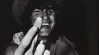 Townes Van Zandt lacht und zeigt den Mittelfinger in die Kamera, Teil des Covers von "The Late Great Townes Van Zandt" | Bild: Omnivore Recordings