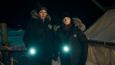 This image released by HBO shows Kali Reis, left, and Jodie Foster in a scene from "True Detective: Night Country." (HBO via AP) | Bild: picture alliance / ASSOCIATED PRESS | Uncredited
