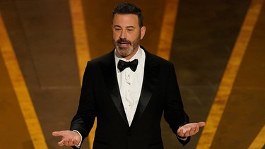ARCHIV - 12.03.2023, USA, Los Angeles: Moderator Jimmy Kimmel spricht bei der Oscar-Verleihung, den 95. Academy Awards im Dolby Theatre.  (zu dpa: «US-Moderator Jimmy Kimmel spottet über Gelsenkirchen») Foto: Chris Pizzello/Invision/AP/dpa +++ dpa-Bildfunk +++ | Bild: dpa-Bildfunk/Chris Pizzello