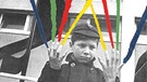 Plattencover: In ein schwarz-weiß Foto eines kleinen Jungen mit Kappe auf dem Kopf, sind bunte Farbkegel collagiert, die dem Jungen nun aus den Fingern nach oben  | Bild: Jörg Koopmann
