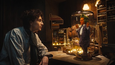 Timothee Chamlamet als Wonka und Hugh Grant als Oompa Loompa | Bild: picture alliance / ZUMAPRESS.com | Warner Bros