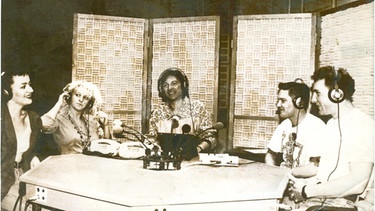 Ein Bild aus dem Zündfunk Studio in den 1980er Jahren: In der Mitte ist Zündfunk-Redakteur Wolfgang Truger zu sehen, umringt von Teilnehmern seiner Kuppel-Show "Blind Date" | Bild: BR