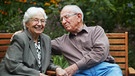 Ein Senioren Paar sitzt auf einer Bank. | Bild: stock.adobe.com/Ingo Bartussek
