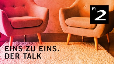 Bayern 2, Podcast-Logo "Eins zu eins. Der Talk": zwei Stühle | Bild: Montage: BR