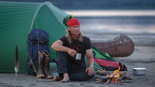Dirk Rohrbach sitzt vor seinem Zelt am Yukon | Bild: Dirk Rohrbach
