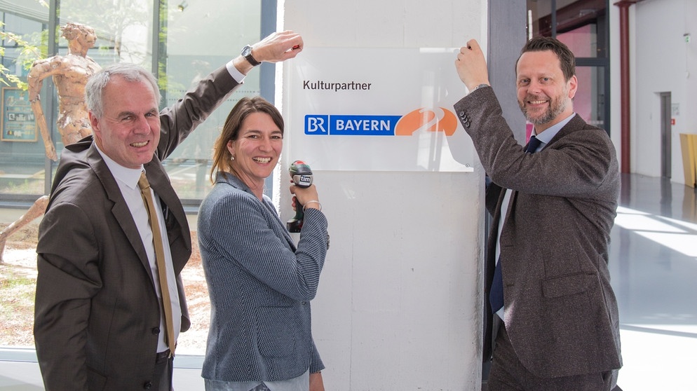 Das tim ist Bayern 2-Kulturpartner! Museumsleiter Karl Borromäus Murr (re.), Bayern 2-Wellenchef Stefan Maier (li.) und Julia Nether (Bayern 2) | Bild: Bayern 2