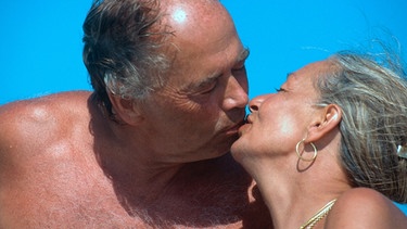 Älteres Paar, das sich liebt | Bild: picture-alliance/dpa