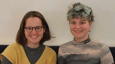 Miriam (li.) und Jojo vom Münchner Kollektiv "Consent Calling" wollen Gespräche über Sex aus der Tabuzone holen. | Bild: BR