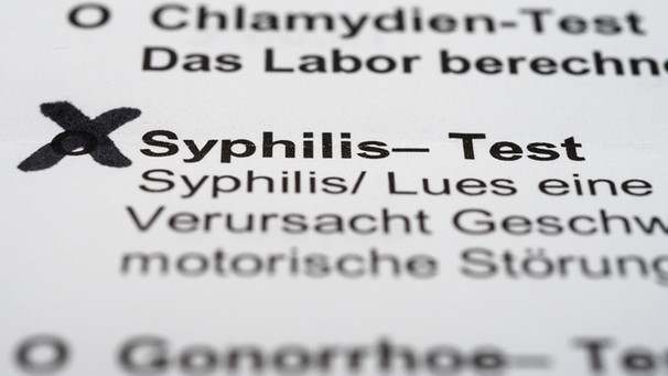 Eine Liste mit bezahlpflichtigen individuellen Gesundheits-leistungen (IGeL), auf dem der Syphilis-Test angekreuzt ist. | Bild: picture-alliance/dpa