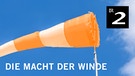 Ein Windsack bläht sich auf, blauer Himmel im Hintergrund, Schrift "Die Macht der Winde" | Bild: colourbox.com; Montage: BR