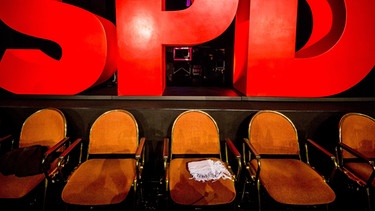 Die riesigen Buchstaben "S - P -D" vor einer Reihe leerer Stühle.  | Bild: dpa-Bildfunk/Christoph Schmidt