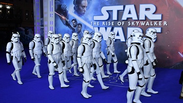 Star Wars: Eine Reihe von Startroopers bei einer Premieren-Veranstaltung in London | Bild: picture alliance/Capital Pictures