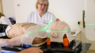 Ein Patient wird in einer Klinik für Strahlentherapie für seine Behandlung vorbereitet. | Bild: picture-alliance/dpa