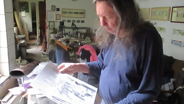 Künstler Fredder Wanoth mit einem seiner Tagebücher | Bild: BR-Elmar Tannert