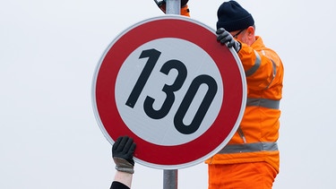 Symbolbild Tempolimit: Ein Schild weist auf Geschwindigkeitsbeschränkung 130km/h hin | Bild: picture-alliance/dpa