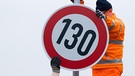 Symbolbild Tempolimit: Ein Schild weist auf Geschwindigkeitsbeschränkung 130km/h hin | Bild: picture-alliance/dpa