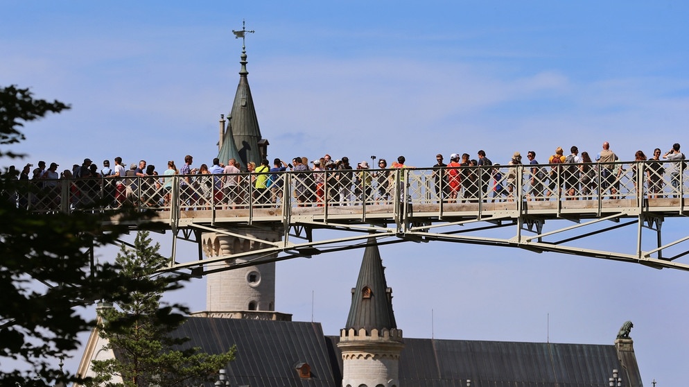 Touristen auf der Marienbrücke vor Schloss Neuschwanstein | Bild: picture-alliance/dpa