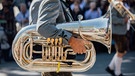 Ein Musiker mit seiner Tuba unter dem Arm: Impressionen vom Einzug der Wiesnwirte beim Oktoberfest in München.
| Bild: BR/Max Hofstetter