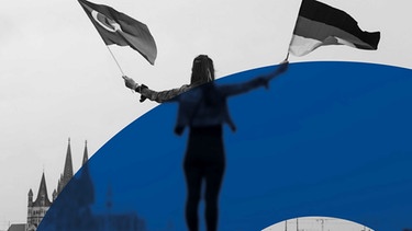 Eine Person hält die türkische und die deutsche Flagge in je einer Hand | Bild: imago/ Bettina Strenske