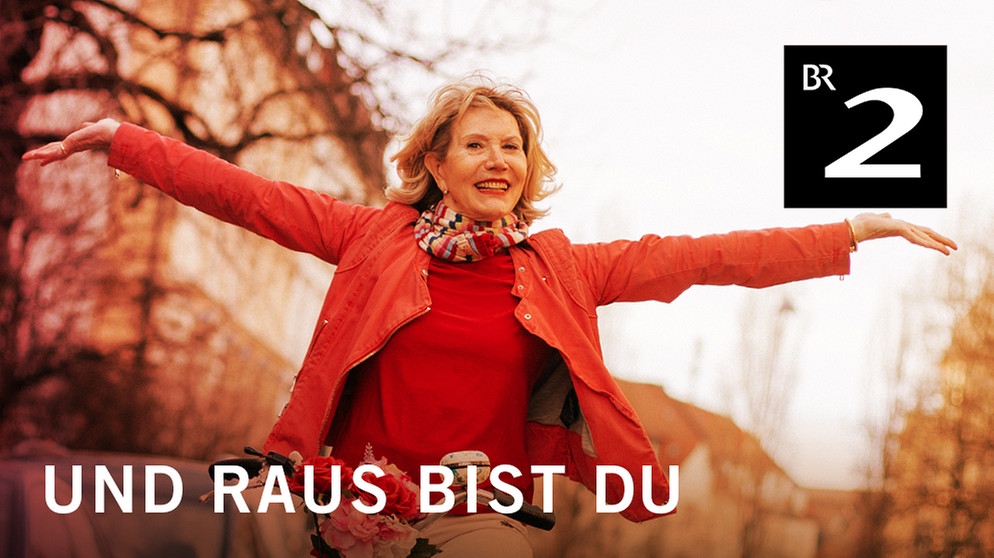 Podcast-Logo "Und raus bist Du": BR-Journalistin Claudia Decker auf dem Fahrrad | Bild: BR