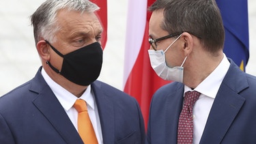 ARCHIV - 11.09.2020, Polen, Lublin: Mateusz Morawiecki (r), Premierminister von Polen, trägt einen Mundschutz und begrüßt Viktor Orban, Premierminister von Ungarn, ebenfalls mit Mundschutz. | Bild: picture-alliance/dpa