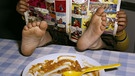 Kind mit den Füßen auf dem Tisch | Bild: picture-alliance/dpa