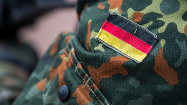 Die Fahne Deutschlands ist auf der Uniform eines Soldaten aufgenäht | Bild: dpa-Bildfunk
