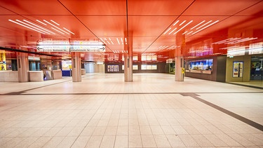 Menschenleeres Untergeschoss tagsüber, Zugang zur U-Bahn | Bild: picture alliance / imageBROKER