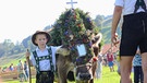 Junge mit geschmücktem Alprind beim Viehscheid in Kranzegg | Bild: dpa-Bildfunk