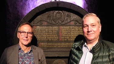 Hermann Mengler und Thilo Heuft vor dem Schwedenfass im Staatlichen Hofkeller Würzburg | Bild: BR / Wolfram Hanke