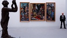 Ein Museumwärter bewacht am 02.10.2002 in der Kunst-Ausstellung der neuen Pinakothek der Moderne das Kunstwerk "Die Versuchung" von Max Beckmann. | Bild: picture-alliance / dpa | Gambarini Mauricio