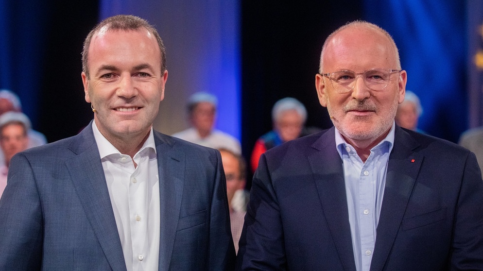 Archivbild: Manfred Weber (l) und Frans Timmermans stehen vor der Live-Sendung «Wahlarena zur Europawahl» im Fernsehstudio nebeneinander.  | Bild: picture-alliance/dpa