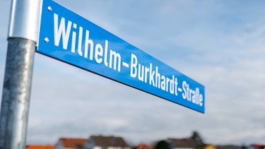 Schild der Wilhelm-Burkhardt-Straße in Allersberg | Bild: dpa-Bildfunk/Daniel Karmann