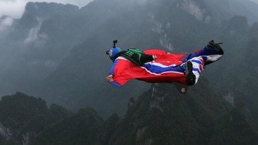 Ein Wingsuit-Flieger während eines Wettbewerbs in China | Bild: picture-alliance/dpa