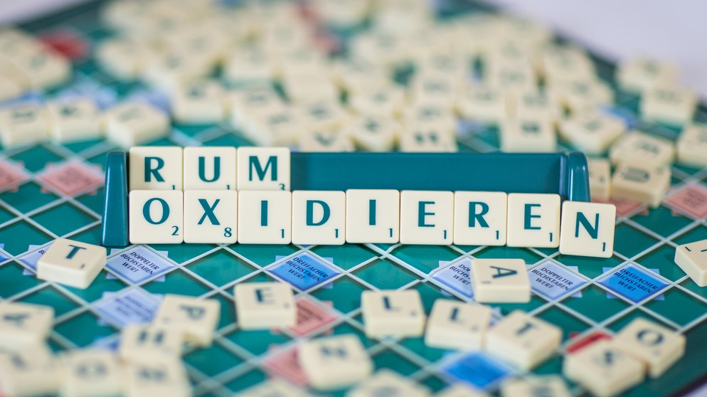 Scrabbel-Steine schreiben das Wort "Rum-Oxidieren" | Bild: picture-alliance/dpa
