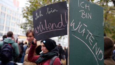 Demonstranten halten Schilder mit der Aufschrift "Ich bin wütend" - Archivbild aus Berlin (2011) | Bild: picture-alliance/dpa