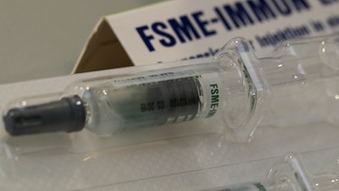 Verpackte Spritze mit Impfstoff gegen FSME | Bild: picture-alliance/dpa