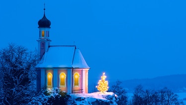 Romantische Weihnachtskapelle mit Christbaum in Bayern | Bild: colourbox.com